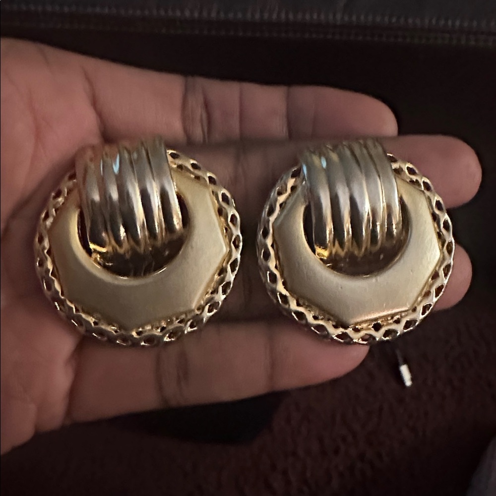 Elegant Gold-Tone Clip Earrings - Picture 3 of 3